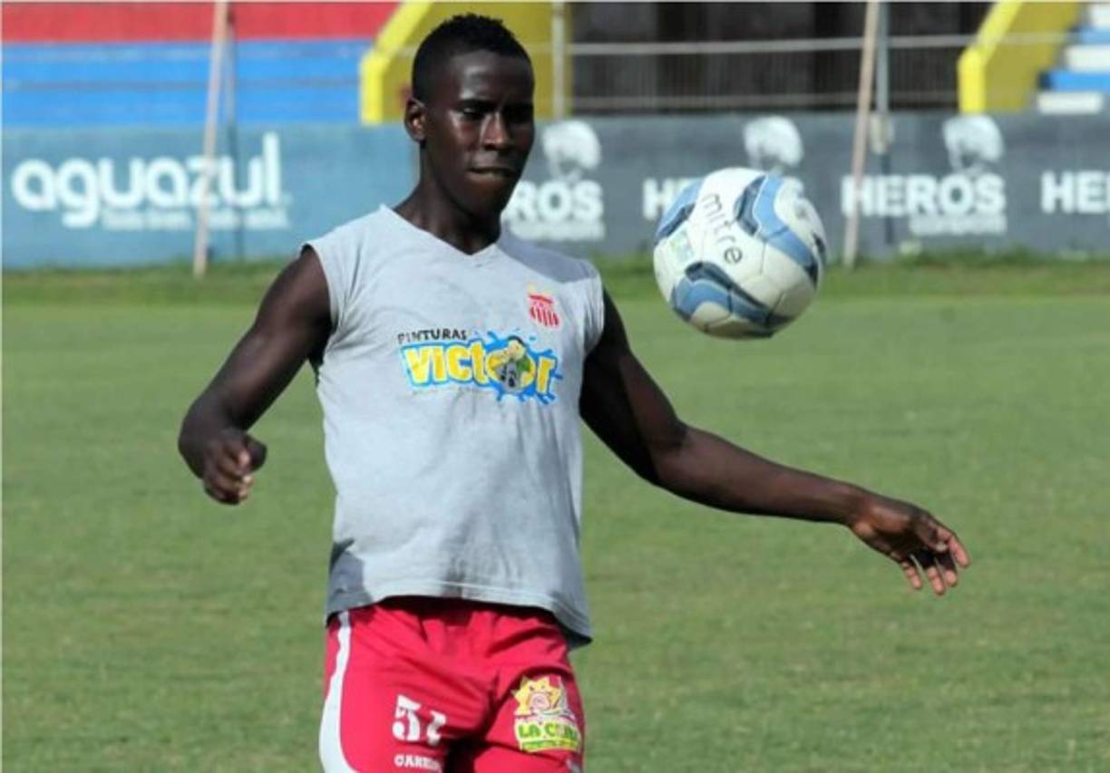 Roberto Riascos en Honduras jugó en el Vida y Marathón, en Colombia perteneció al Deportivo Pereira.
