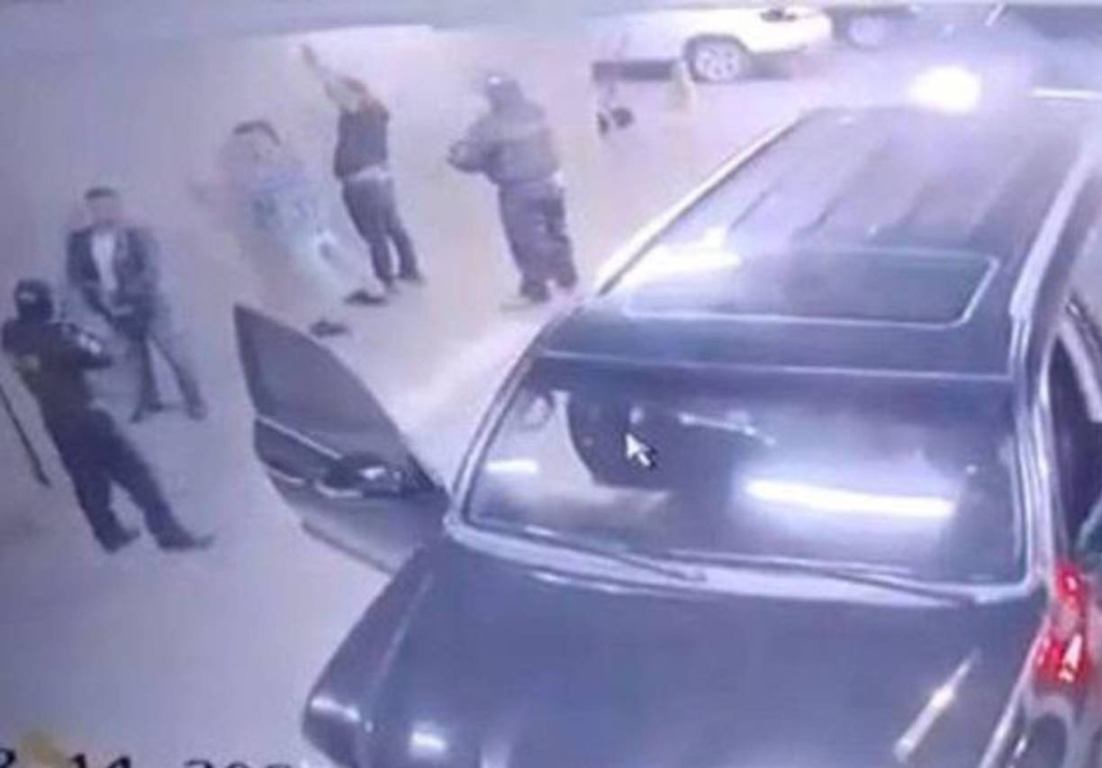 Según el informe de las autoridades policiales, los cuatro jóvenes salían en dos vehículos del estacionamiento subterráneo de un edificio donde funciona la discoteca.