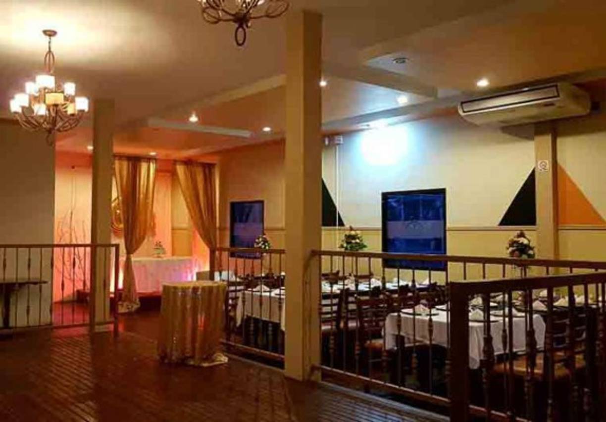 Emil Martínez cuenta con un restaurante y Complejo Deportivo.