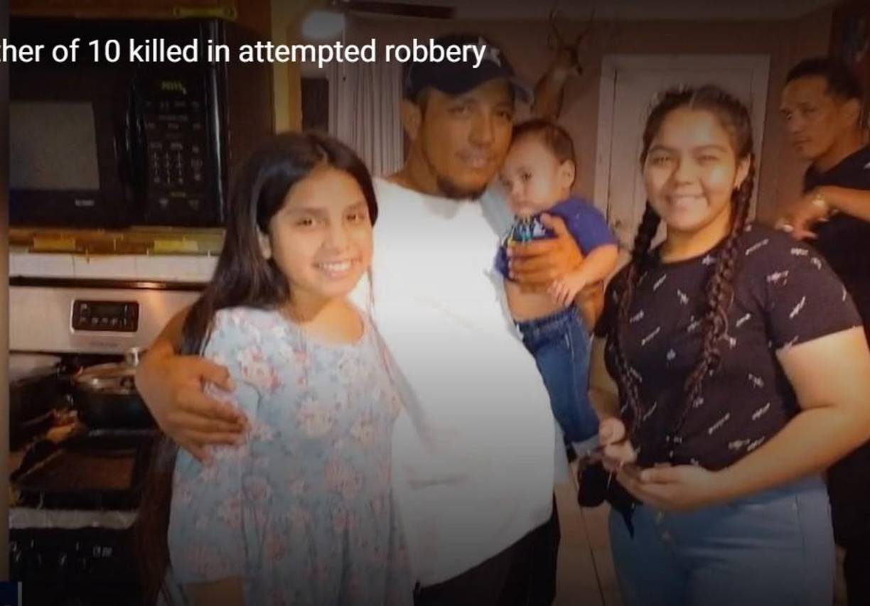 Rojas Sánchez dijo que, minutos después, dos hombres se detuvieron y comenzaron a gritar en inglés y luego abrieron fuego, matando a Elvir. 