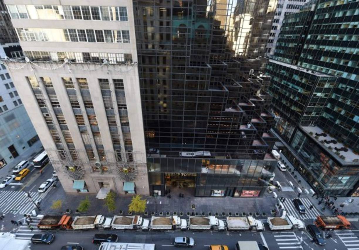 Camiones de basura fueron estacionados alrededor del edificio del magnate para formar una barrera contra los manifestantes.