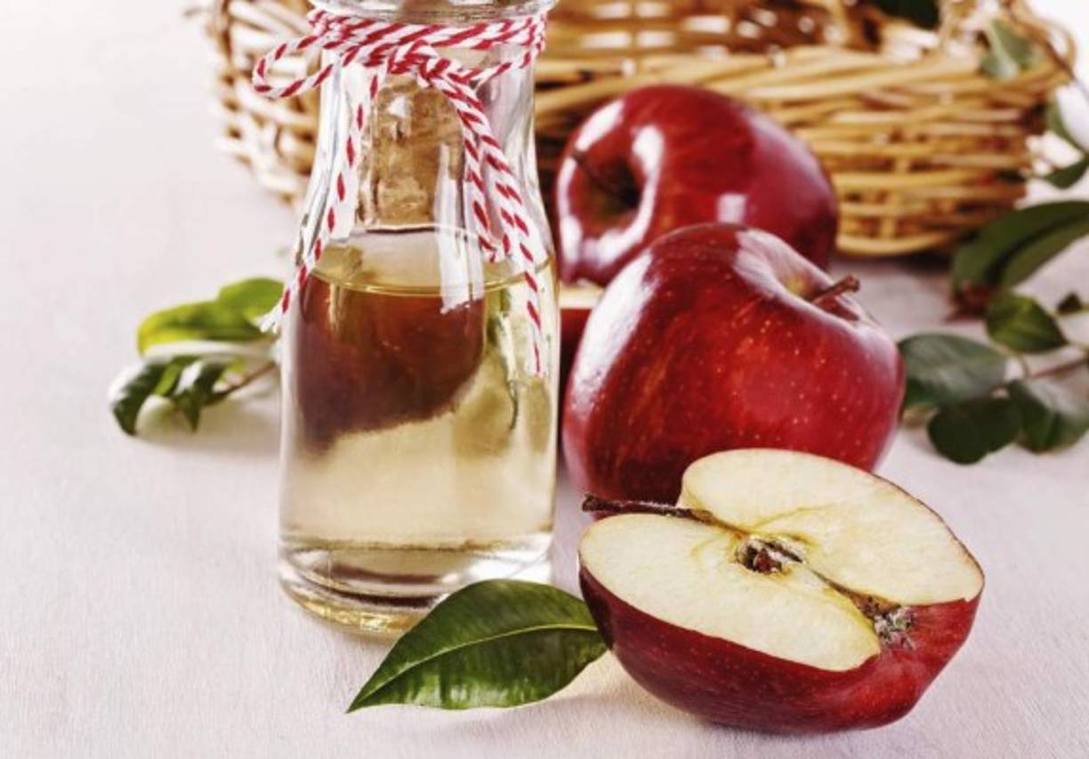 Vinagre de manzana: Un ligero masaje en tu cuero cabelludo y dejarlo actuar por 20 minutos, después lavar con abundante agua tibia, es otro de los remedios caseros con el que notarás los resultados casi de inmediato.