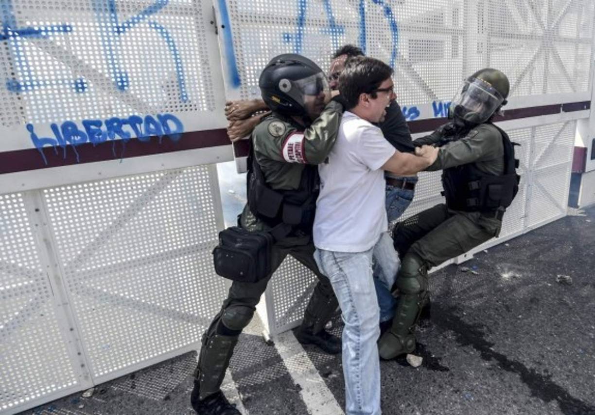 El vicepresidente de la Asamblea Nacional, Freddy Guevara, fue arrestado por policías durante una protesta de la oposición en Caracas. Fotos AFP. <br/>