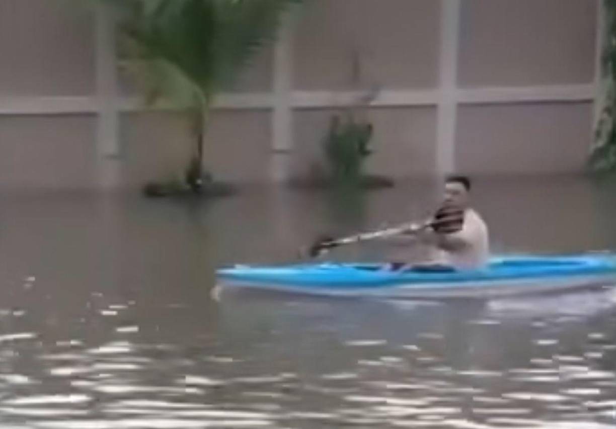 Este ciudadano se trasladó hacia su trabajo en un pequeño kayak. Su inusitada acción quedó registrada en un video que se ha vuelto viral en las redes sociales. 