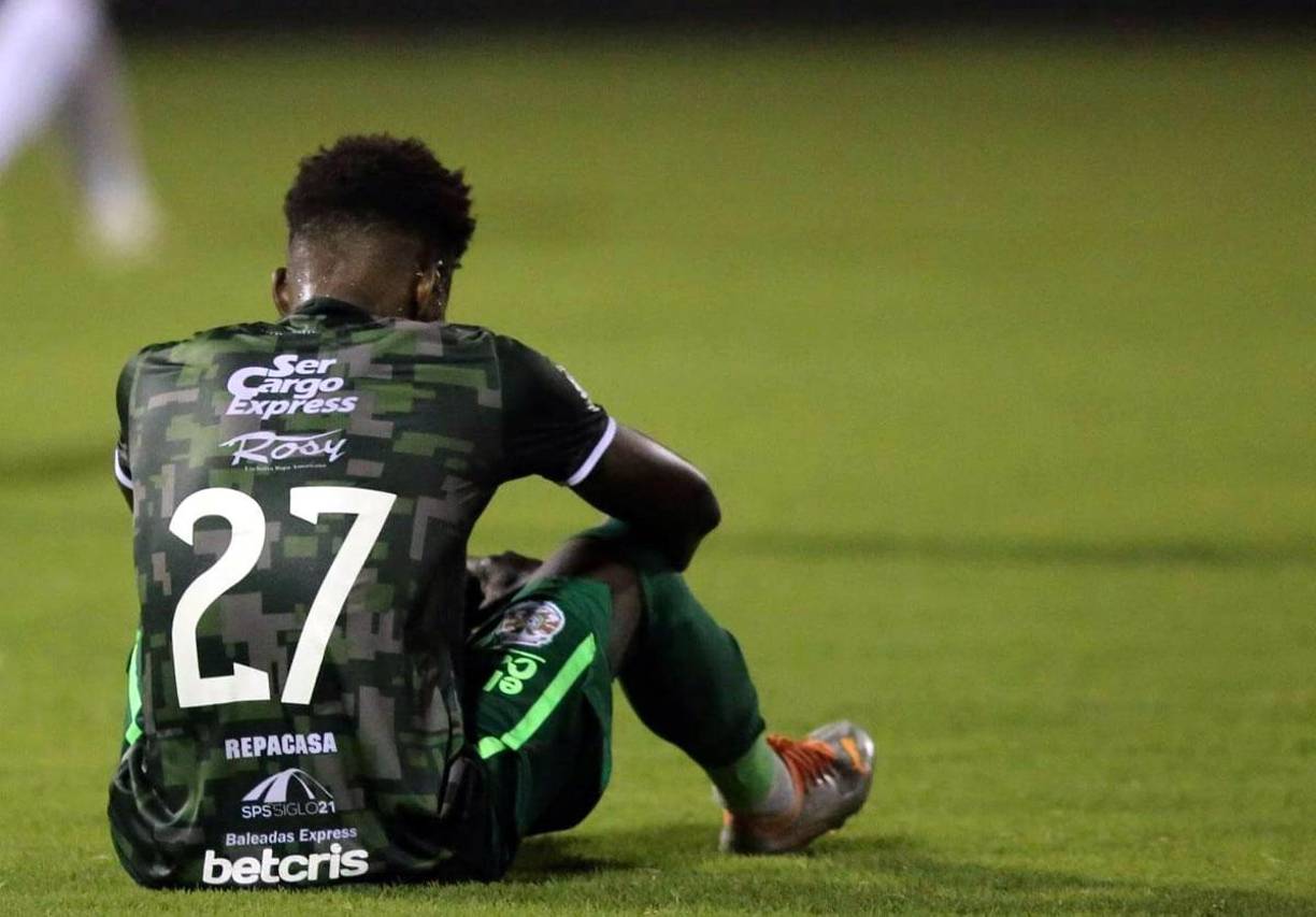 Félix Crisanto, que marcó un gol, cabizbajo por la eliminación del Marathón.