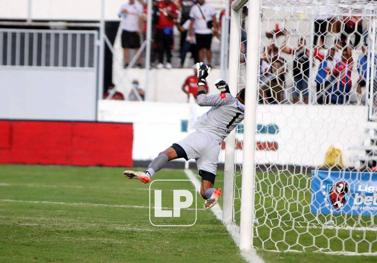 Edrick Menjívar no pudo detener el tiro libre de Yeison Mejía en el golazo del 1-1.