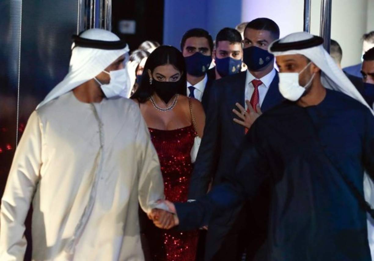 Así llegaban Cristiano Ronaldo y Georgina Rodríguez a la gala celebrada en el Armani Hotel, en el rascacielos Burj Khalifa de Dubái.