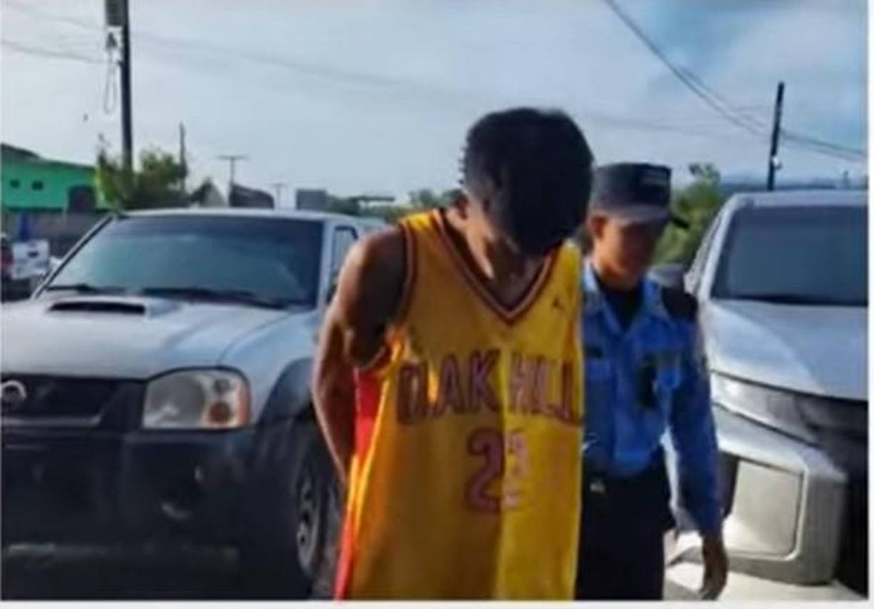 La progenitora del joven en aquel momento dijo que lo había denunciado por amor y con la esperanza de que cambiara. Según la dama, su propio hijo le había llevado algunas de sus pertenencias entre ella un celular.