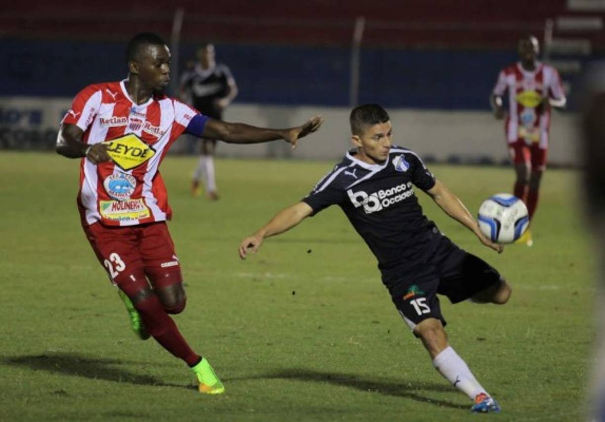 Chestyn Onofre, capitán del Vida, en duelo con Franklin Morales.