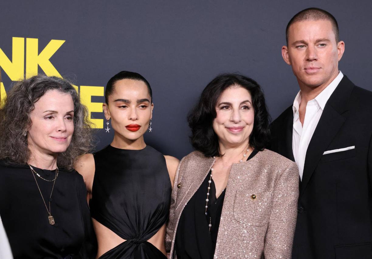 Courtney Valenti, directora de cine de Amazon Studios, Zoë Kravitz, Sue Kroll, directora de marketing de Amazon Studios y Channing Tatum asisten al estreno en Los Ángeles de “Blink Twice” de Amazon MGM Studios en el DGA Theatre Complex.