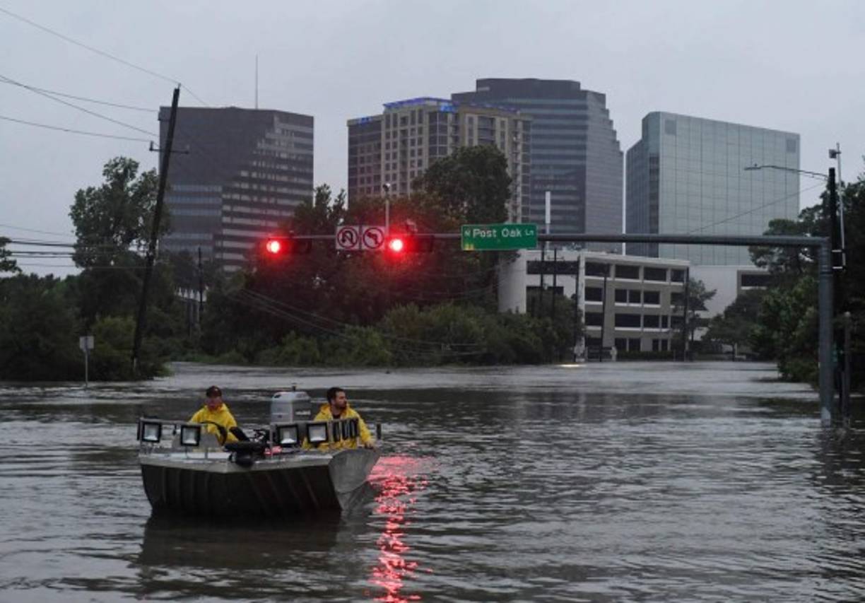 Rescue crews search for people in distress after Hurricane Harvey caused heavy flooding in Houston, Texas on August 27, 2017. <br/>Massive flooding unleashed by deadly monster storm Harvey left Houston -- the fourth-largest city in the United States -- increasingly isolated as its airports and highways shut down and residents fled homes waist-deep in water. / AFP PHOTO / MARK RALSTON