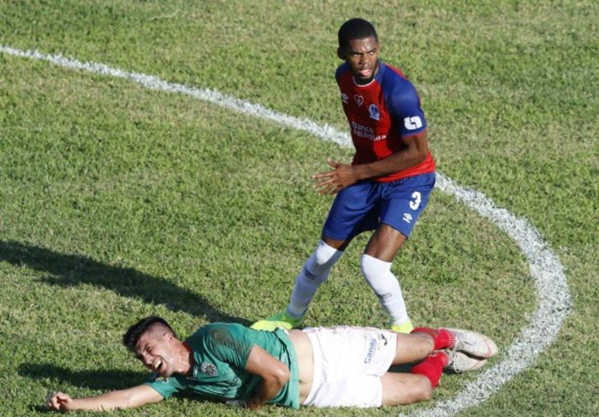 Bruno Volpi cae al suelo tras una falta de Elvin Casildo.