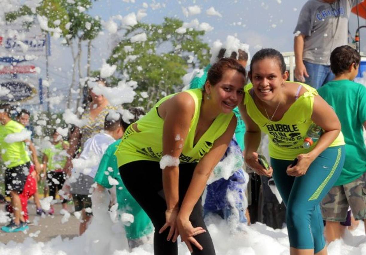Los jóvenes demostraron su solidaridad y se divirtieron a lo grande en la 'Bubble run'.
