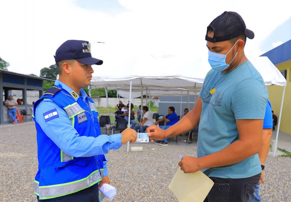 Aquí le dejamos los pasos a seguir:1. Someterse a los exámenes médicos (físicos, psicológico y de la vista) y comprar la cita en Banco Atlántida o Ficohsa.