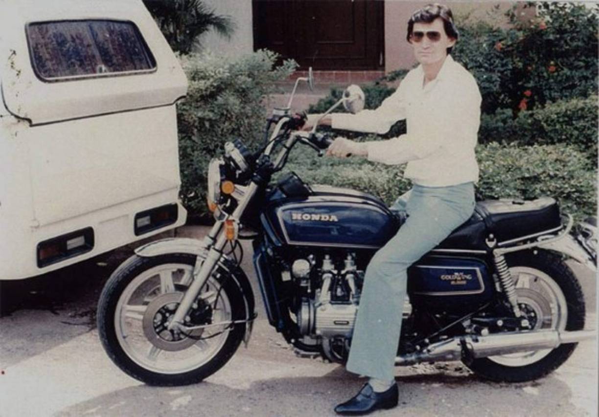 Nacido en Culiacán, Sinaloa, en 1946, Gallardo fue policía federal y luego escolta de los hijos del ex gobernador de ese estado Méxicano. Luego comenzó a traficar drogas, y se convirtió en el primer narco mexicano en establecer contactos con los colombianos y en traficar cocaína a Estados Unidos.