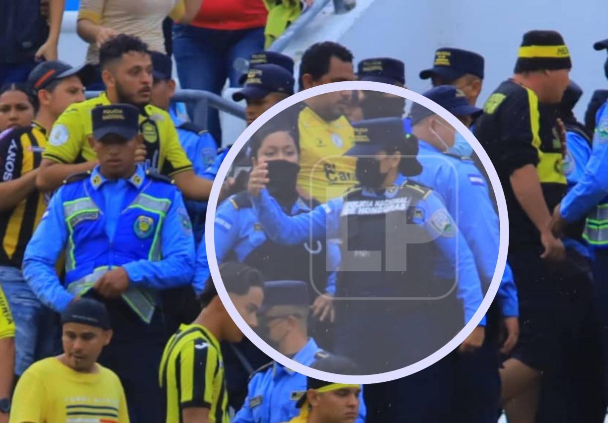 Momento en donde la mujer policía estaba realizando su trabajo en las graderías del sector de populares.