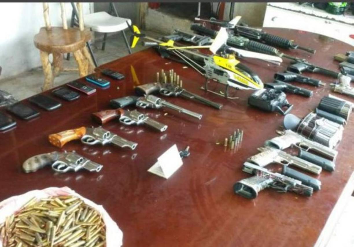 Armas que le fueron decomisadas a la banda del cartel de los Valle en el operativo.