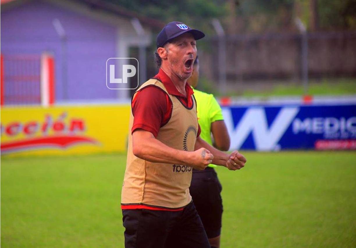 Pedro Troglio gritando el gol de Michaell Chirinos que significaba el empate transitorio 1-1 del Oimpia ante Real Sociedad.