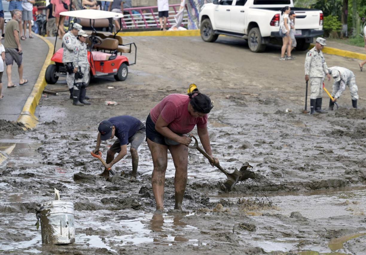 Las autoridades de Protección Civil de los estados de Nayarit y Jalisco (oeste), los más afectados por el fenómeno, reportaron algunos daños materiales, inundaciones puntuales, caída de árboles y deslaves que han interrumpido el tráfico en algunas carreteras.
