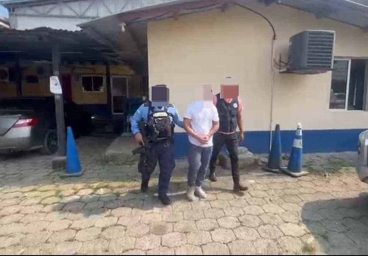El detenido, fue arrestado por orden de captura pendiente por los delitos de asesinato y homicidio simple, tras haber sido retornado desde los Estados Unidos. 