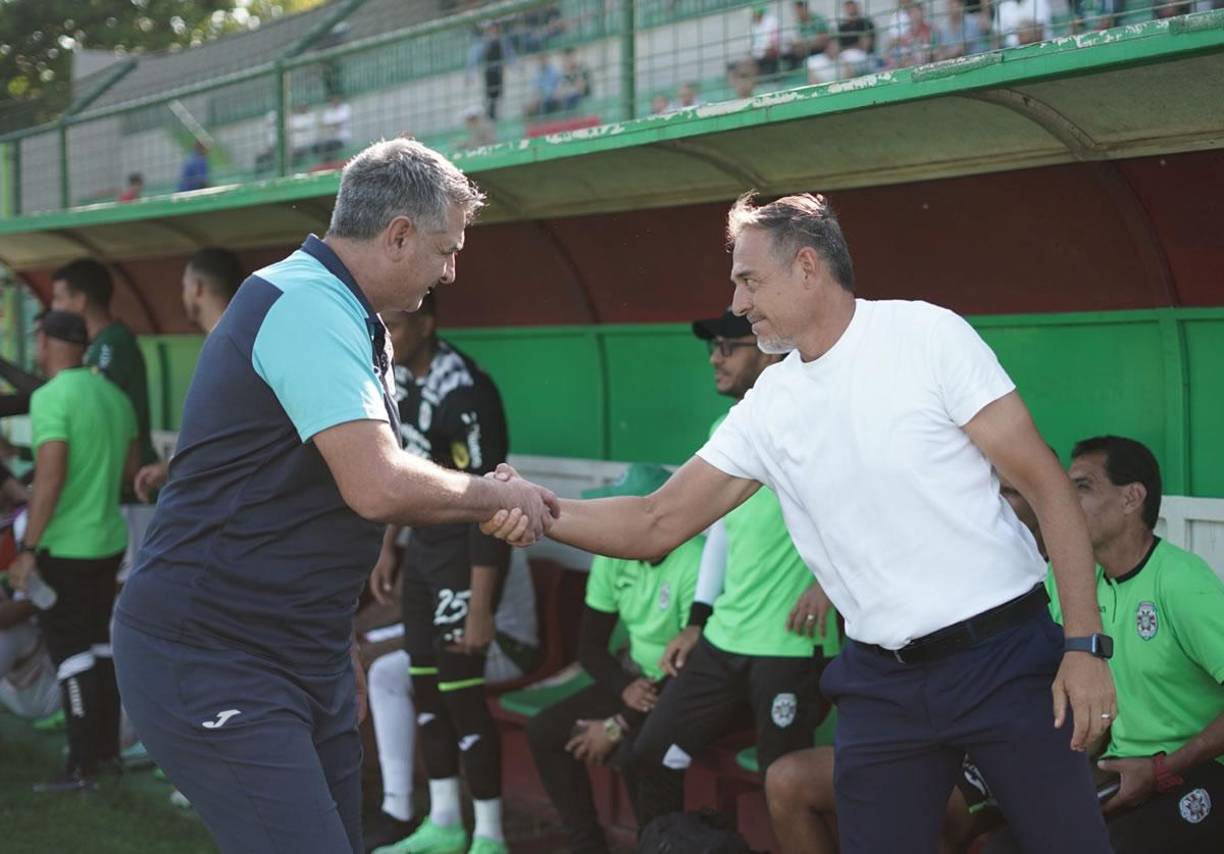 El saludo de Hernán ‘La Tota’ Medina y Diego Vázquez antes del inicio del partido.