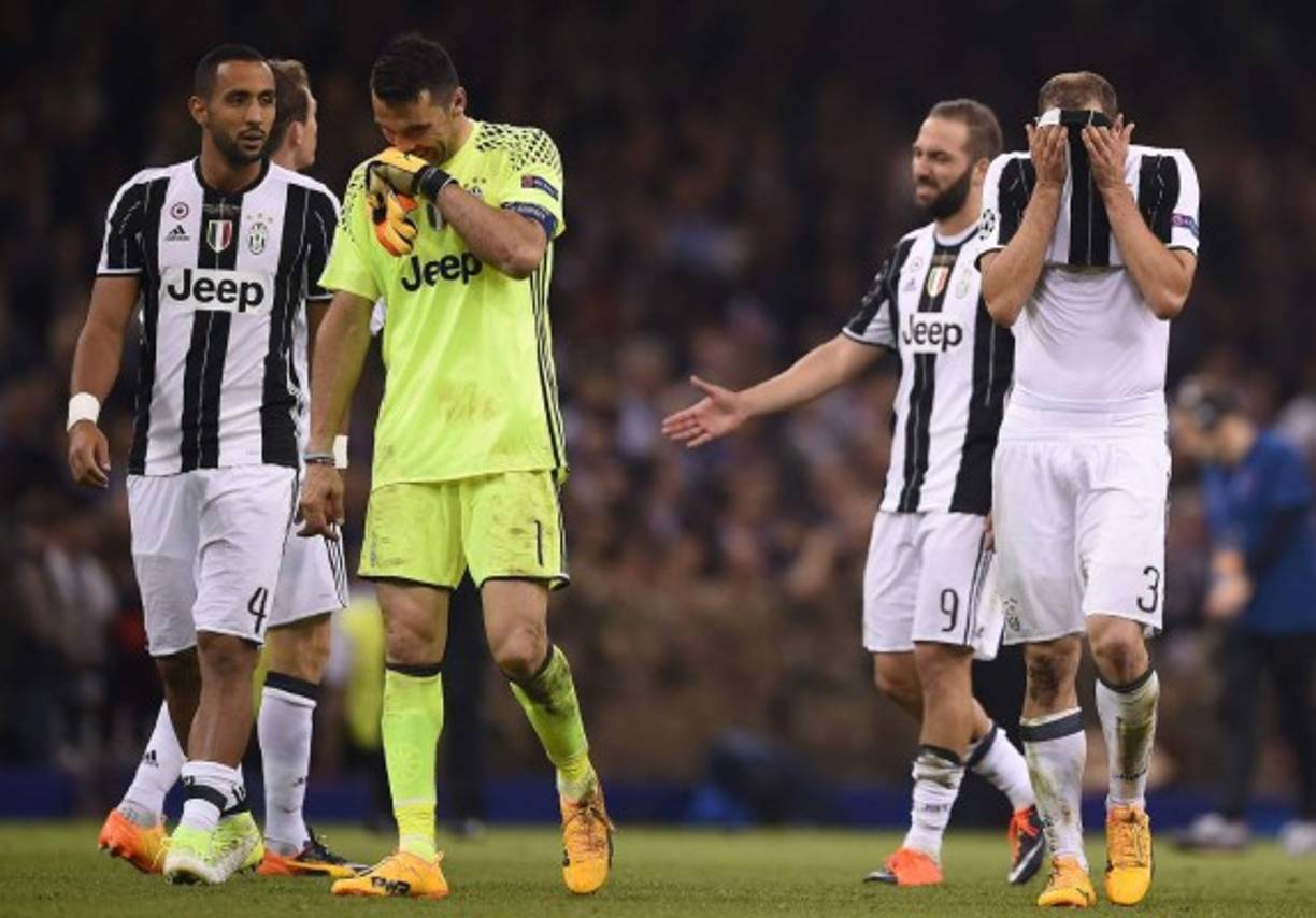 Los jugadores de la Juventus tras el pitazo final. AFP PHOTO / Filippo MONTEFORTE