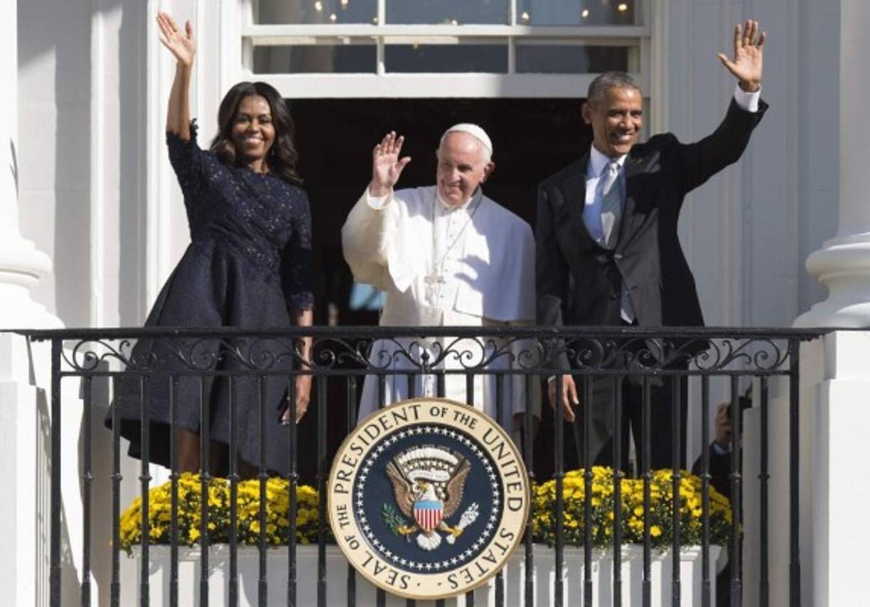 Esta foto del Papa junto a Obama y su esposa, fue el blanco de críticas en las redes sociales luego de que el político argentino Luis D'Elía retuiteara la imagen con la leyenda 'Una galletita OREO de chocolate'.