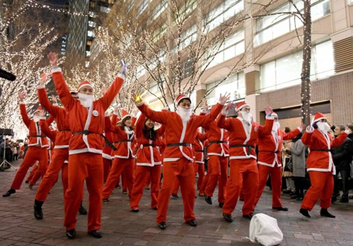 Decenas de bailarines vestidos de Santa Claus ejecutan un coreografía en un centro comercial de Tokio.