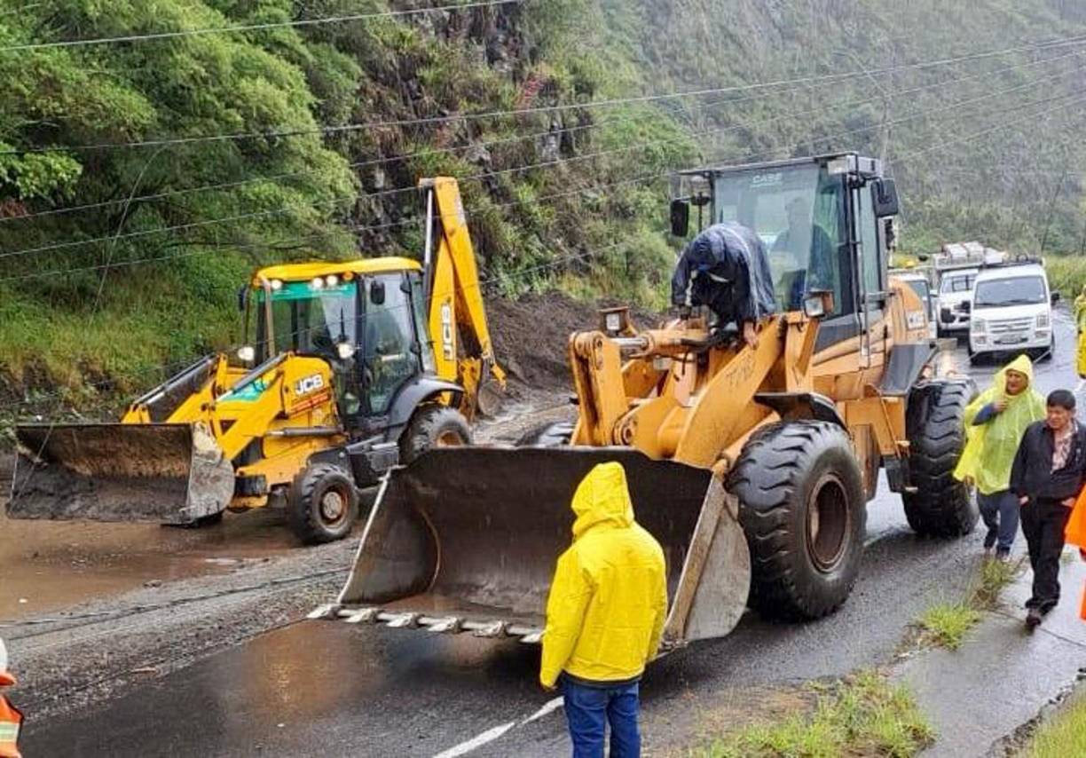 Autoridades de protección civil de ambos países también reportaron derrumbes en carreteras y la evacuación de varias familias debido al desbordamiento de ríos, entre otras afectaciones. 