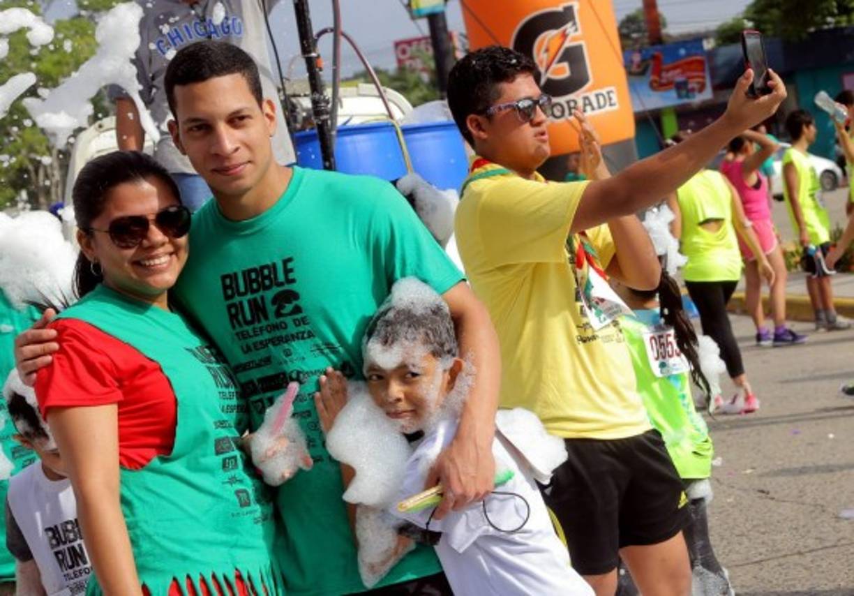 Los jóvenes demostraron su solidaridad y se divirtieron a lo grande en la 'Bubble run'.