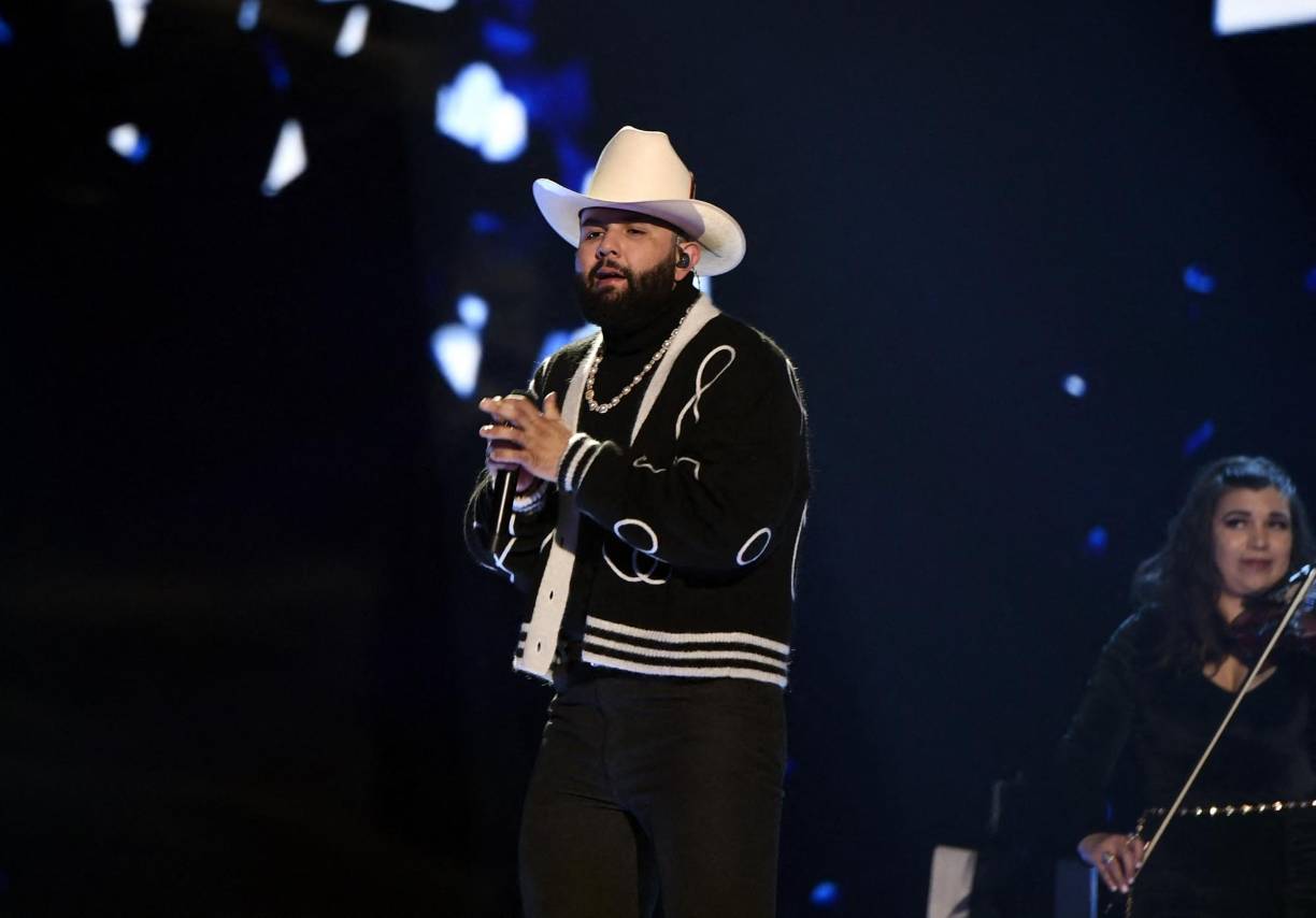 El mexicano Carin León se unió a Grupo Frontera en el tema “Qué vuelvas” y cantó como solista su reciente sencillo “Mil maneras de morir”.