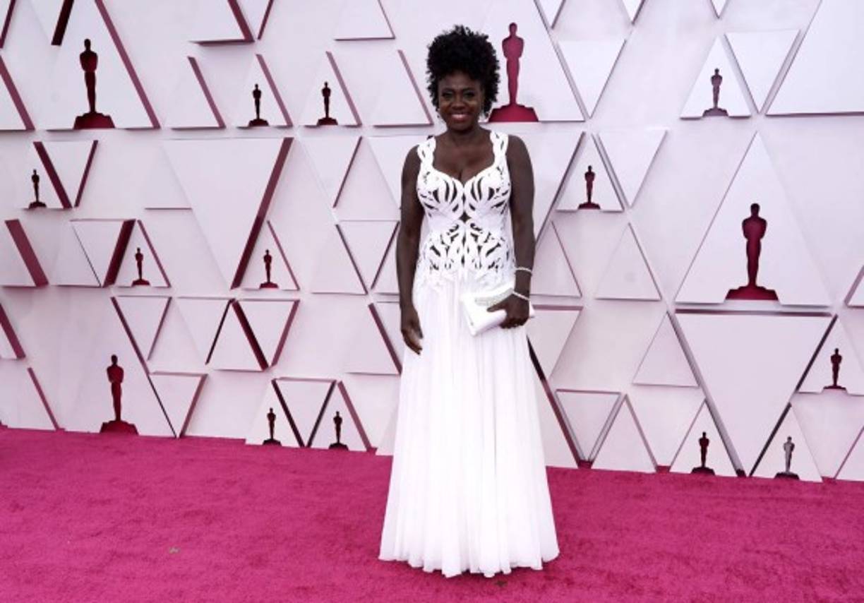 La afroamericana más nominada de la historia, Viola Davis, apostó por un Alexander McQueen blanco.