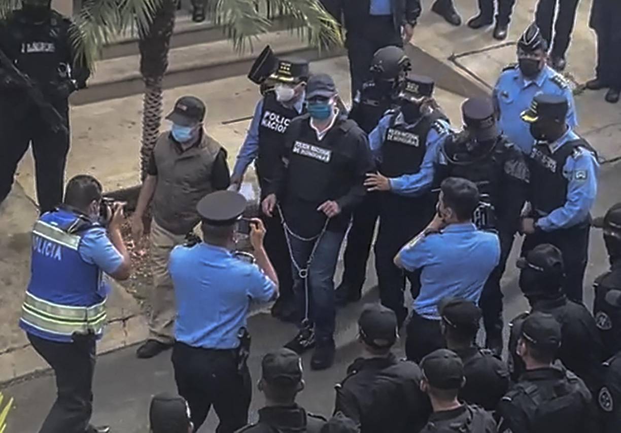 El expresidente hondureño Juan Orlando Hernández fue capturado este martes en su casa en Tegucigalpa y trasladado para rendir su primera declaración ante un juez natural que ordenó su detención, luego de EEUU lo solicitara el lunes, con fines de extradición, por narcotráfico entre otros delitos.