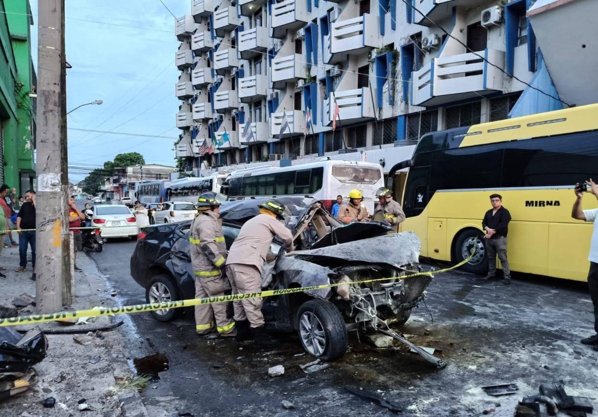 Bomberos tuvieron que utilizar equipo especial para poder extraer el cuerpo sin vida de Rubén Aguilar, el cual quedó atrapado entre el amasijo de hierro. 