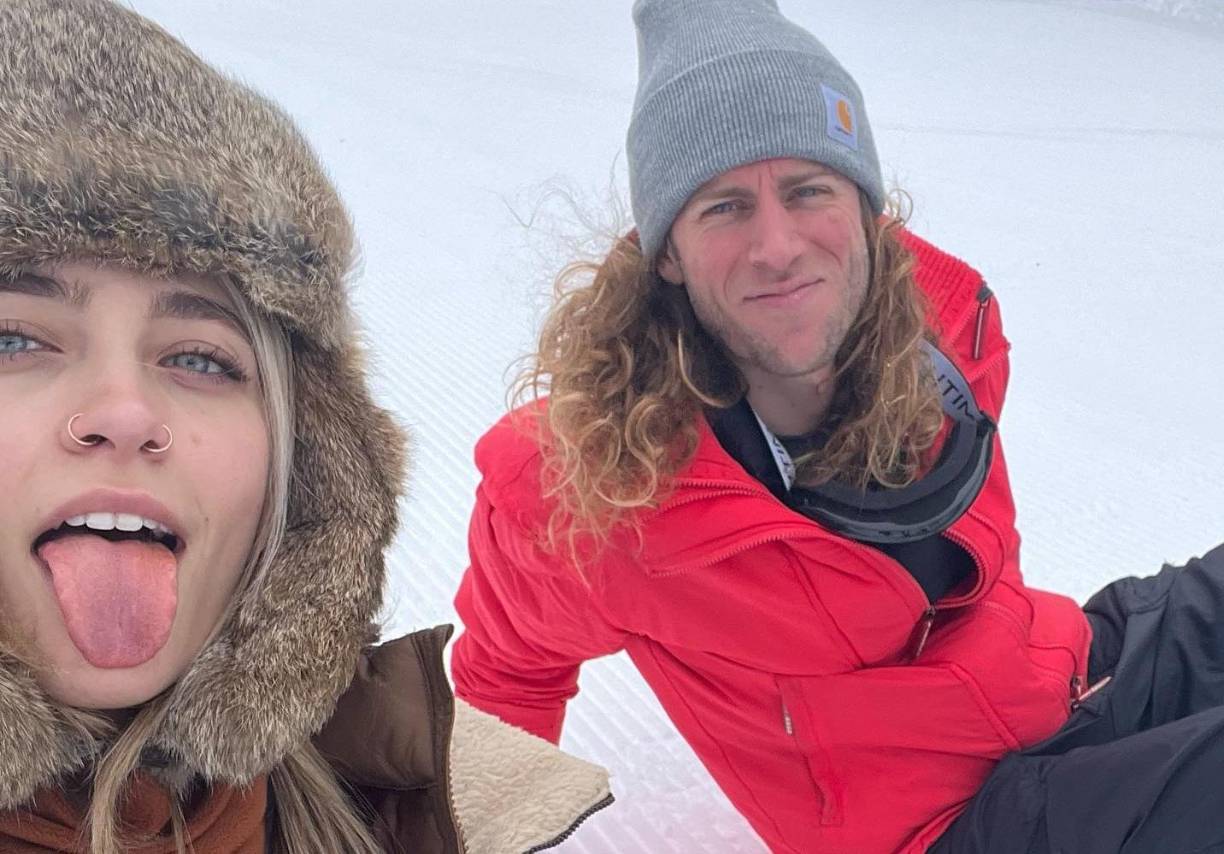 “Feliz cumpleaños, mi dulce azul”, comenzó su publicación en Instagram del 6 de diciembre. “Hacer la vida contigo estos últimos años ha sido un torbellino indescriptible y no podría soñar con nadie más perfecto para hacerlo todo”. 