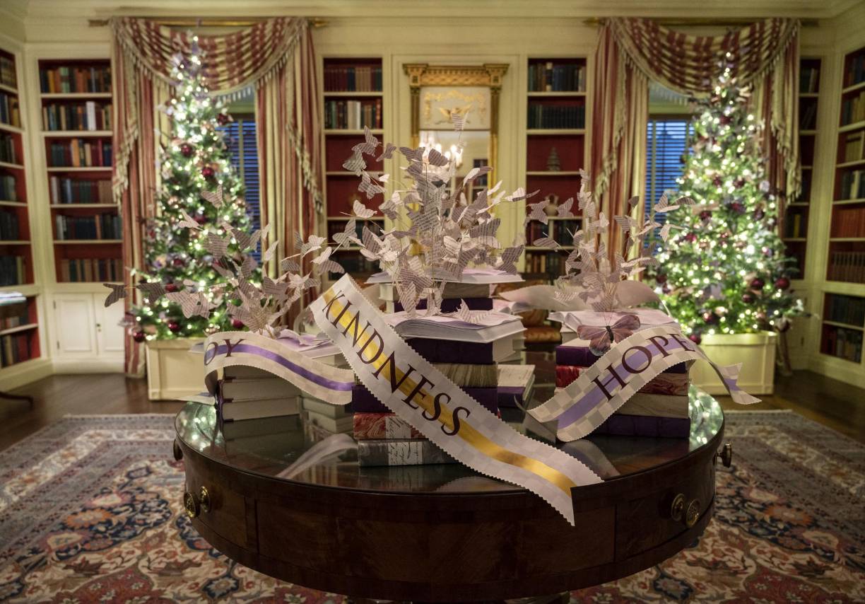 Los voluntarios que ayudan a decorar la Casa Blanca viajaron únicamente de lugares cercanos a Washington D.C., en lugar de todos los Estados Unidos como en años pasados debido a la pandemia.