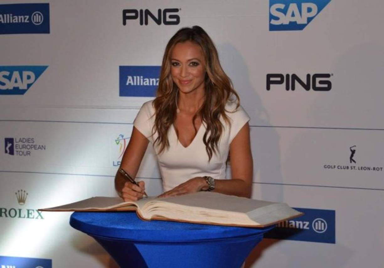 Kate habla alemán, inglés, francés y español.