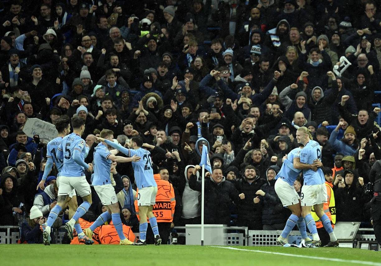 Los jugadores del Manchester City celebrando el primer gol del partido ante el RB Leipzig.