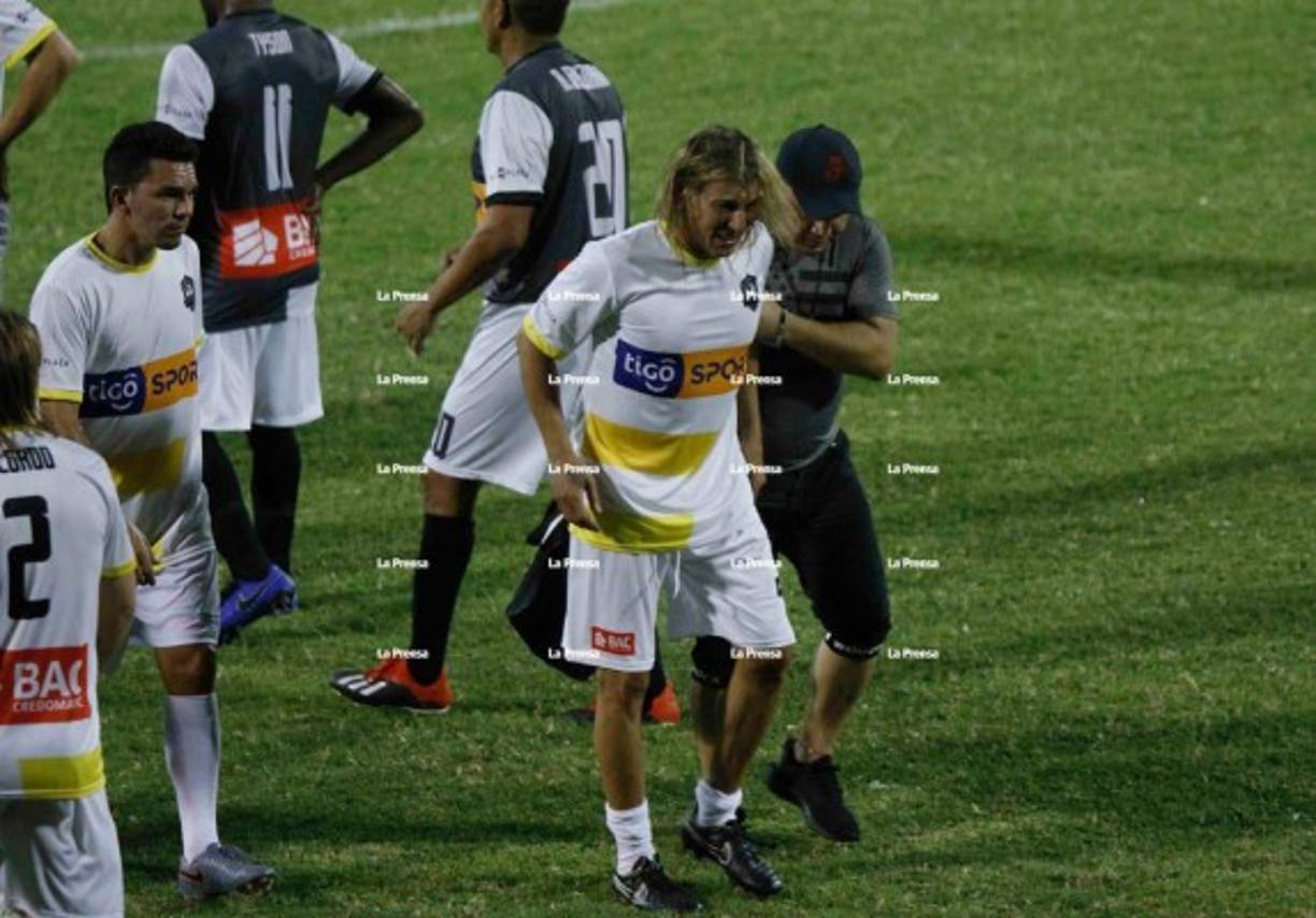 El astro argentino Claudio Caniggia se tuvo que retirar del partido y se marchó lesionado.