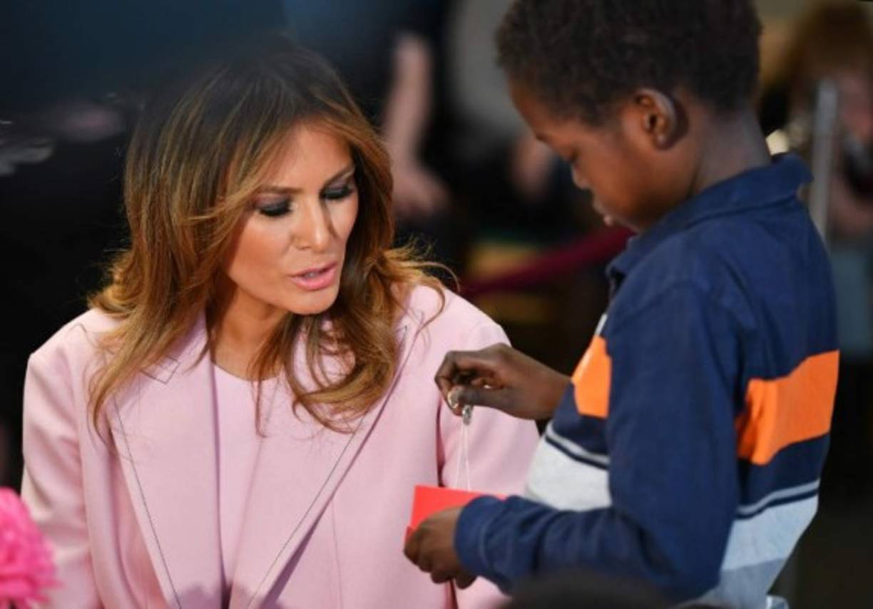 El pequeño de origen keniano, le regaló un detalle a Melania, un collar con la inscripción 'Fe' y 'Esperanza'.