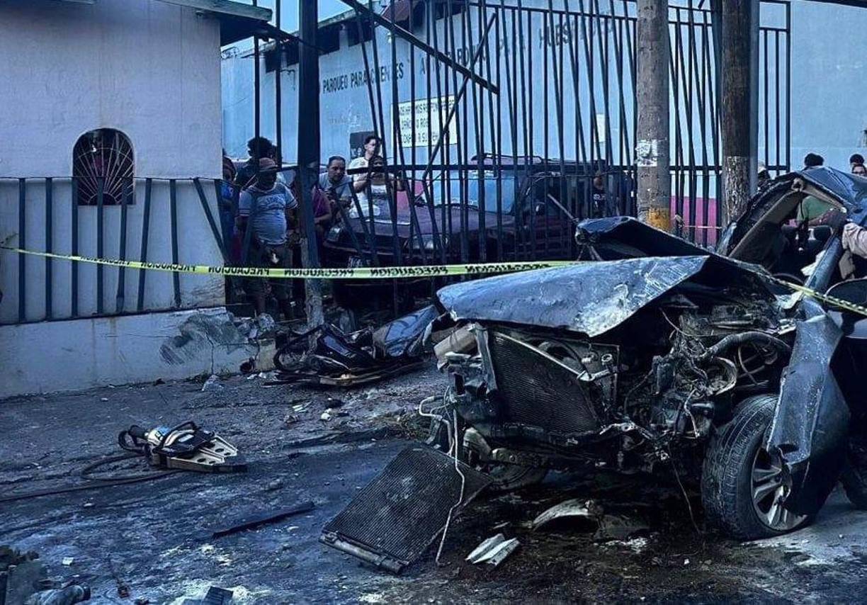 Darwin perdió el control del carro y fue a impactar violentamente contra un muro. 