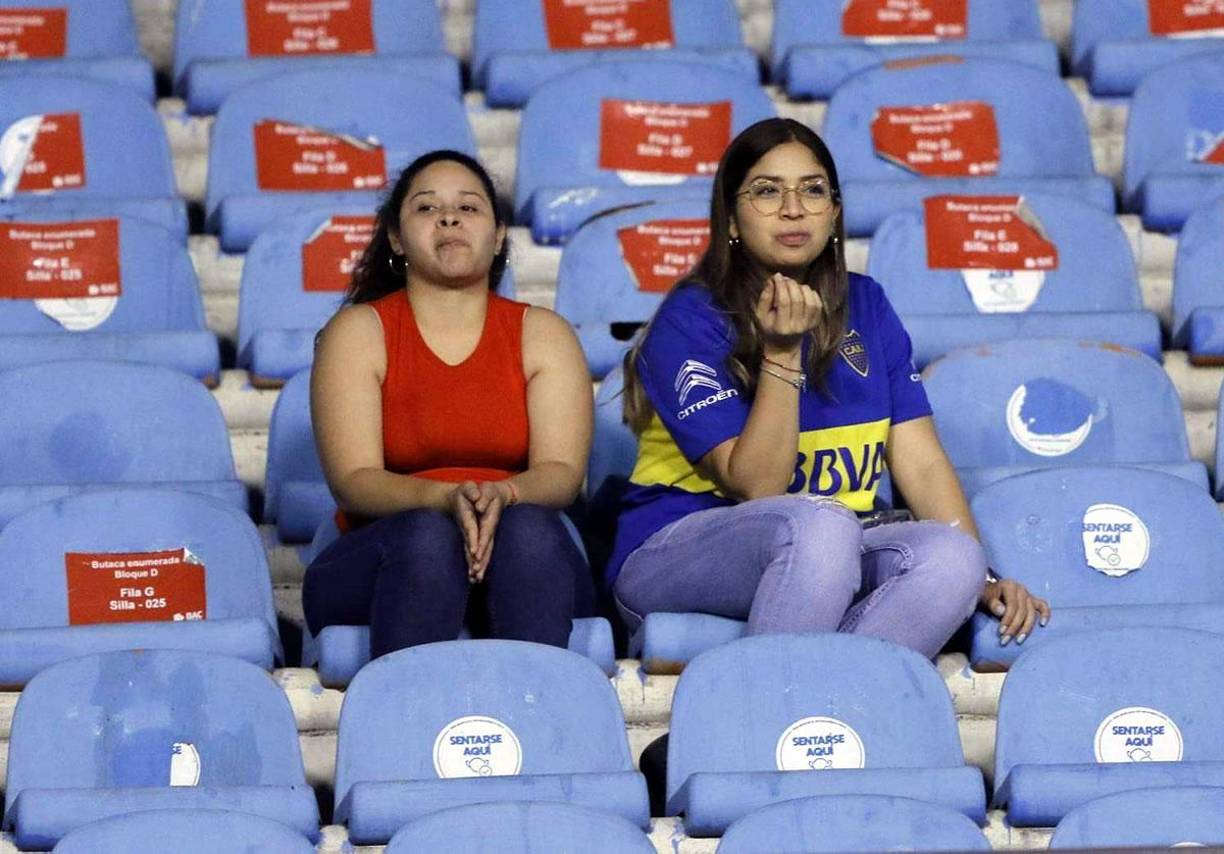 Ellas no llegaron uniformadas de los equipos del partido, pero son amantes del fútbol.
