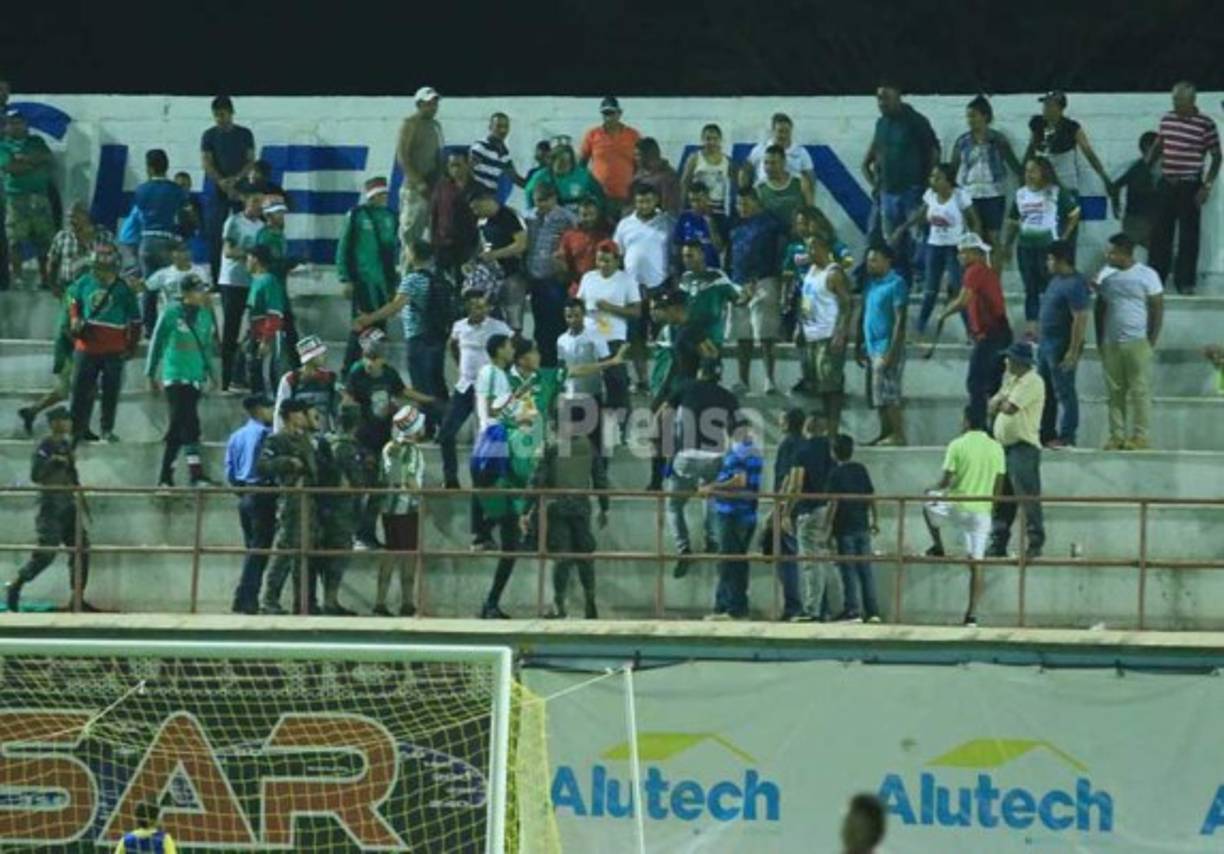 El pleito comenzó durante el encuentro, seguidores de ambos equipos se enfrentaron.