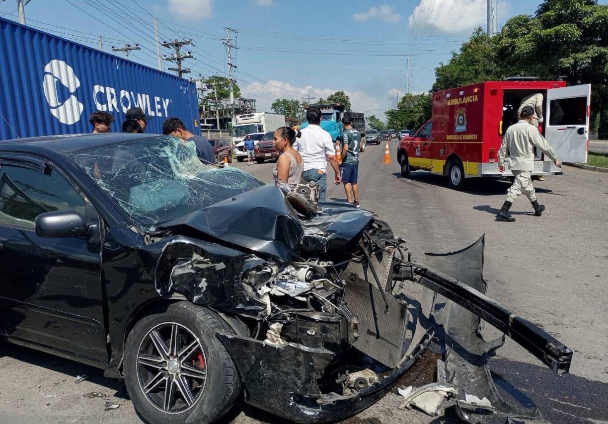 Un turismo color negro impactó con una rastra en la carretera CA-5. 