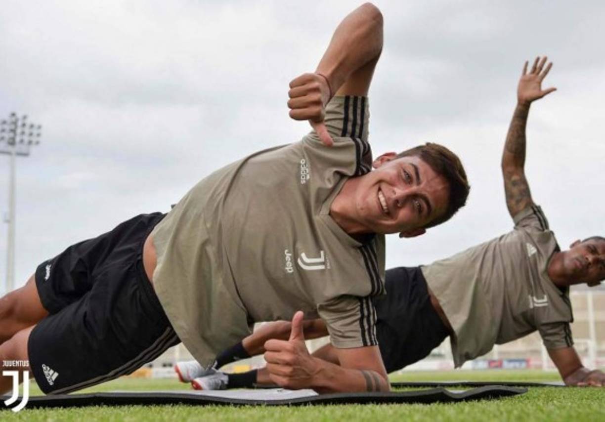 Paulo Dybala y Douglas Costa durante el entrenamiento de la Juventus.