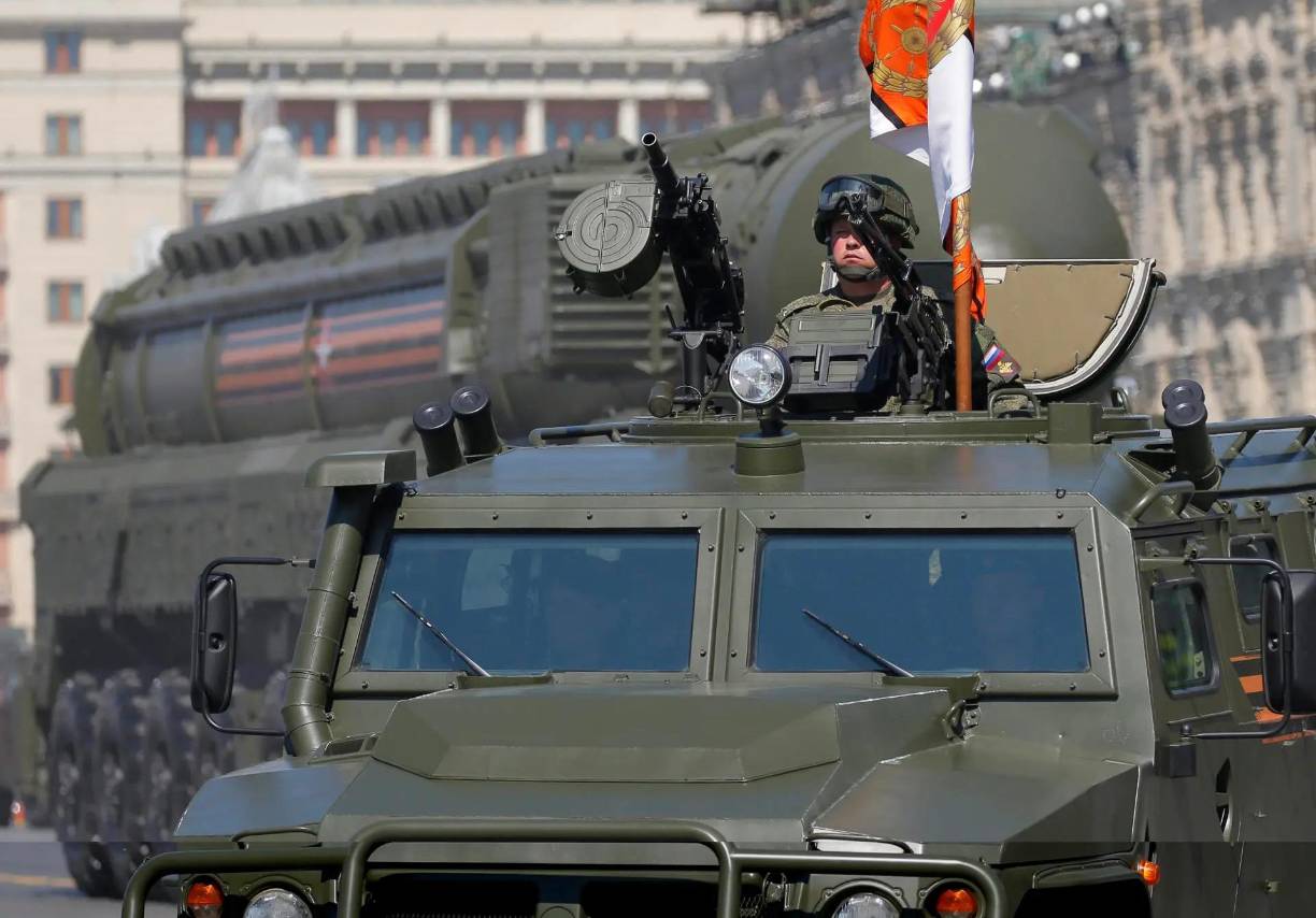 Según la Fuerza Aérea ucraniana, Rusia lanzó el miércoles por la mañana contra la ciudad de Dnipró el citado misil balístico intercontinental, un cohete hipersónico Kinzhal y siete misiles de crucero que iban dirigidos contra infraestructuras críticas e industriales situadas en esta urbe de Ucrania central.