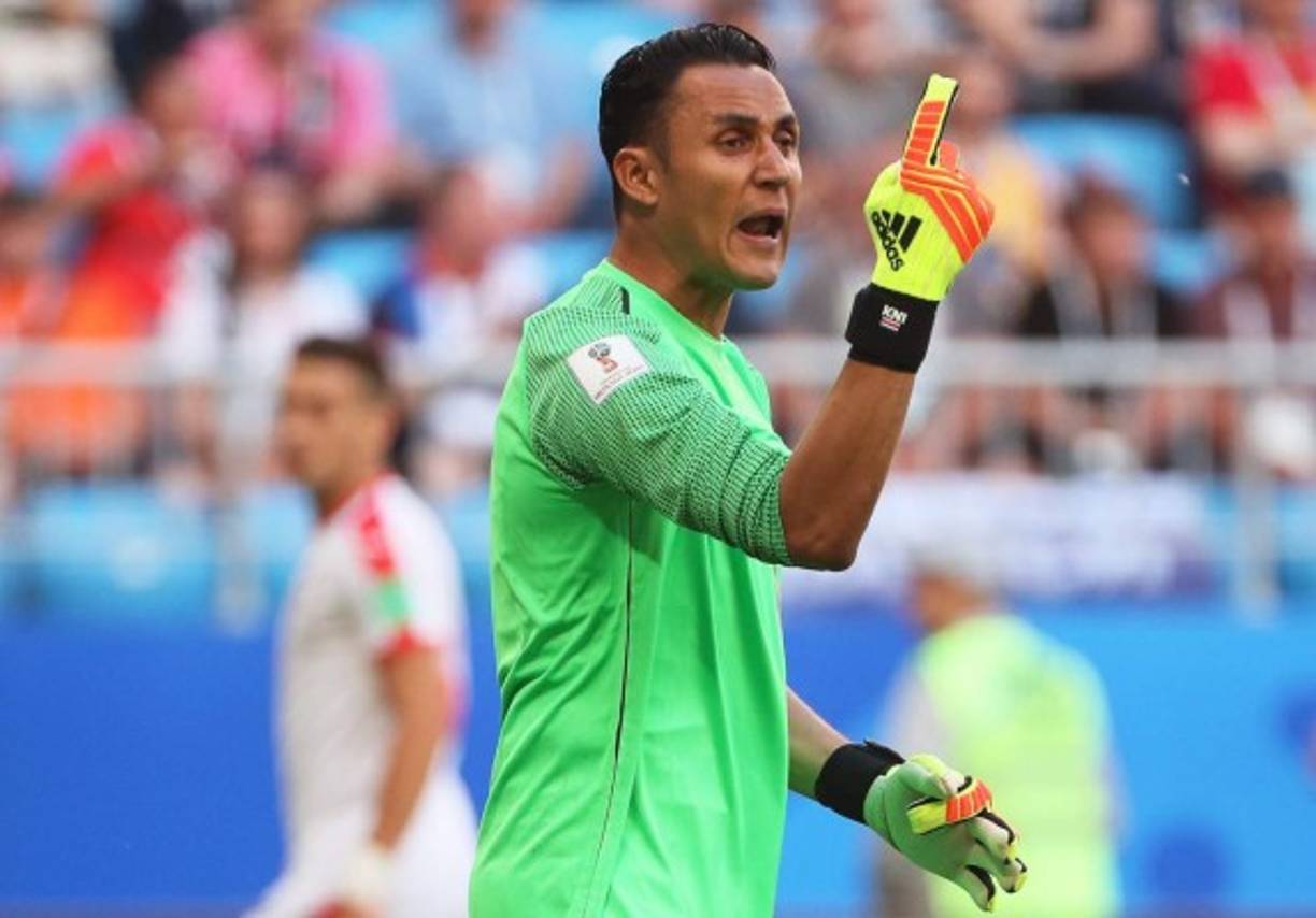 Keylor Navas reclama tras la anotación de Serbia.