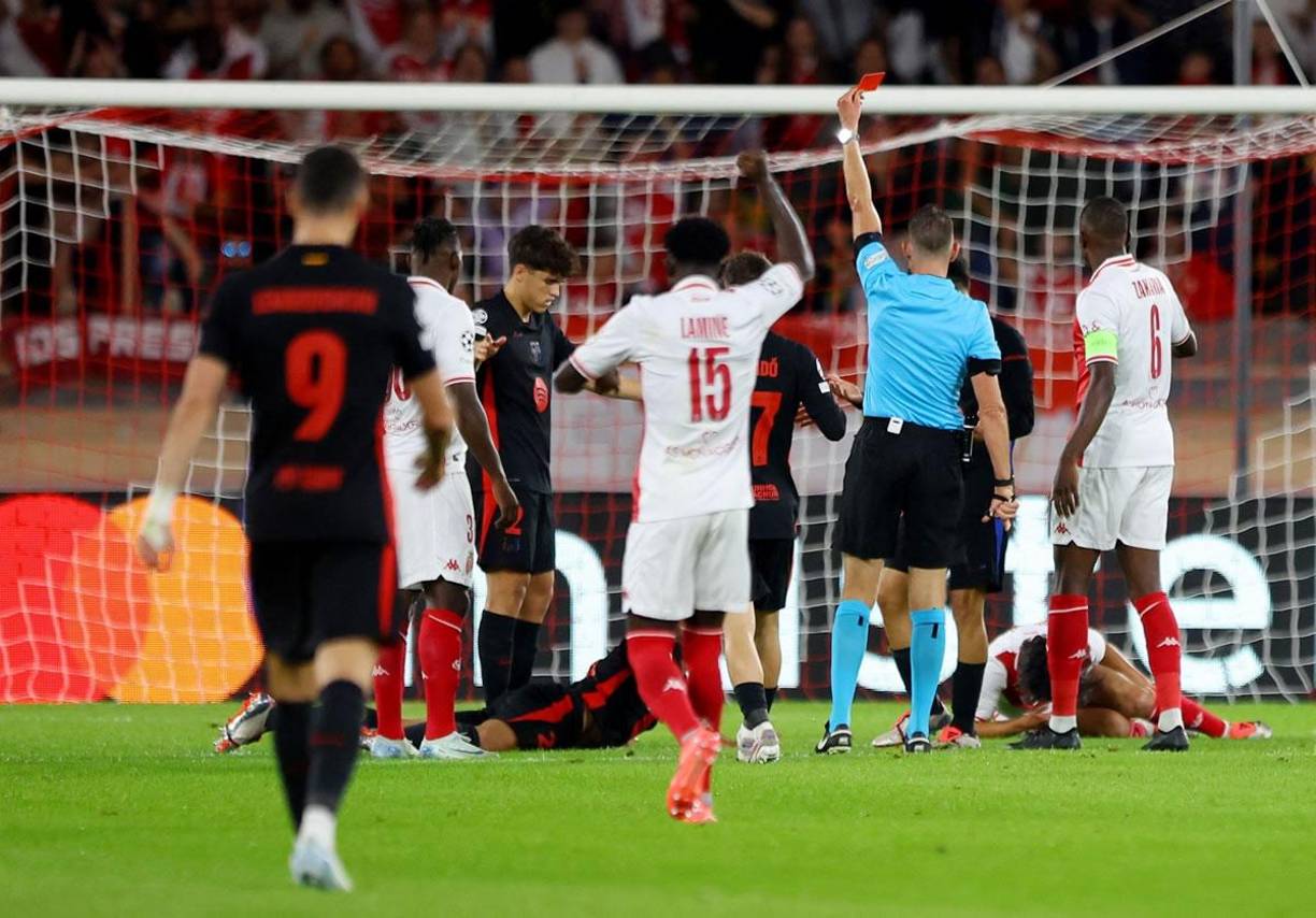 El árbitro le mostró tarjeta roja a Eric García tras su falta contra Takumi Minamino.
