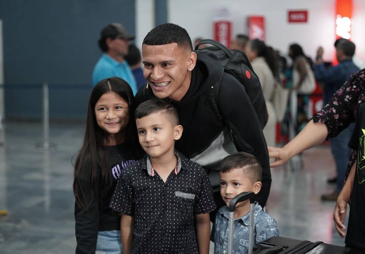 El mediocampista hondureño se fotografió con estos pequeños en la terminal aérea.