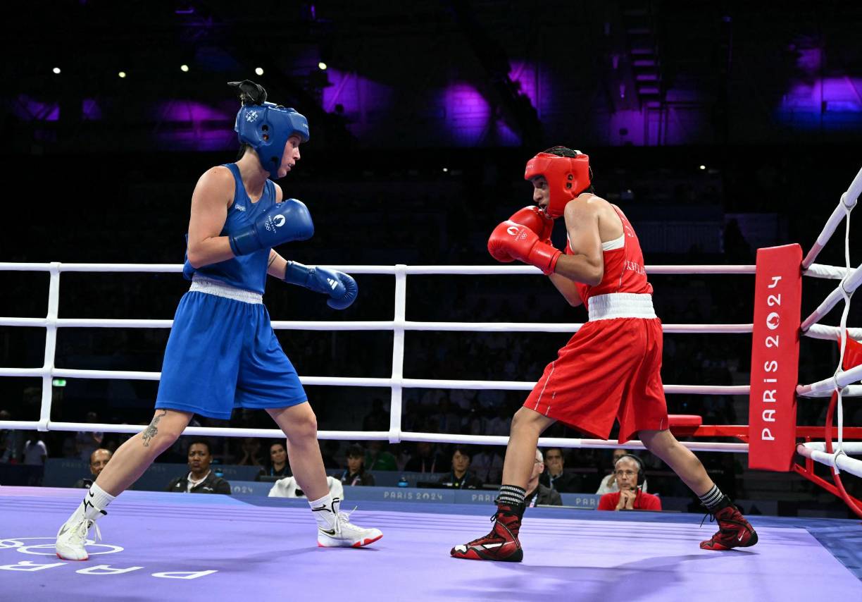 “Este es el documento oficial de nuestra familia, 2 de mayo de 1999, Imane Khelif, mujer. Está escrito, aquí puedes leerlo, este documento no miente”, manifestó el padre de Khelif.